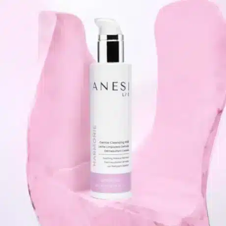 alt="jemné čistiace mlieko Harmony v elegantnej fľaštičke"