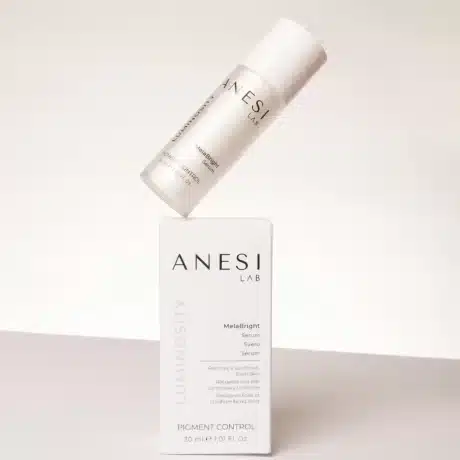 Rozjasňující sérum na pigmentové skvrny Luminosity MelaBright Sérum – 30 ml